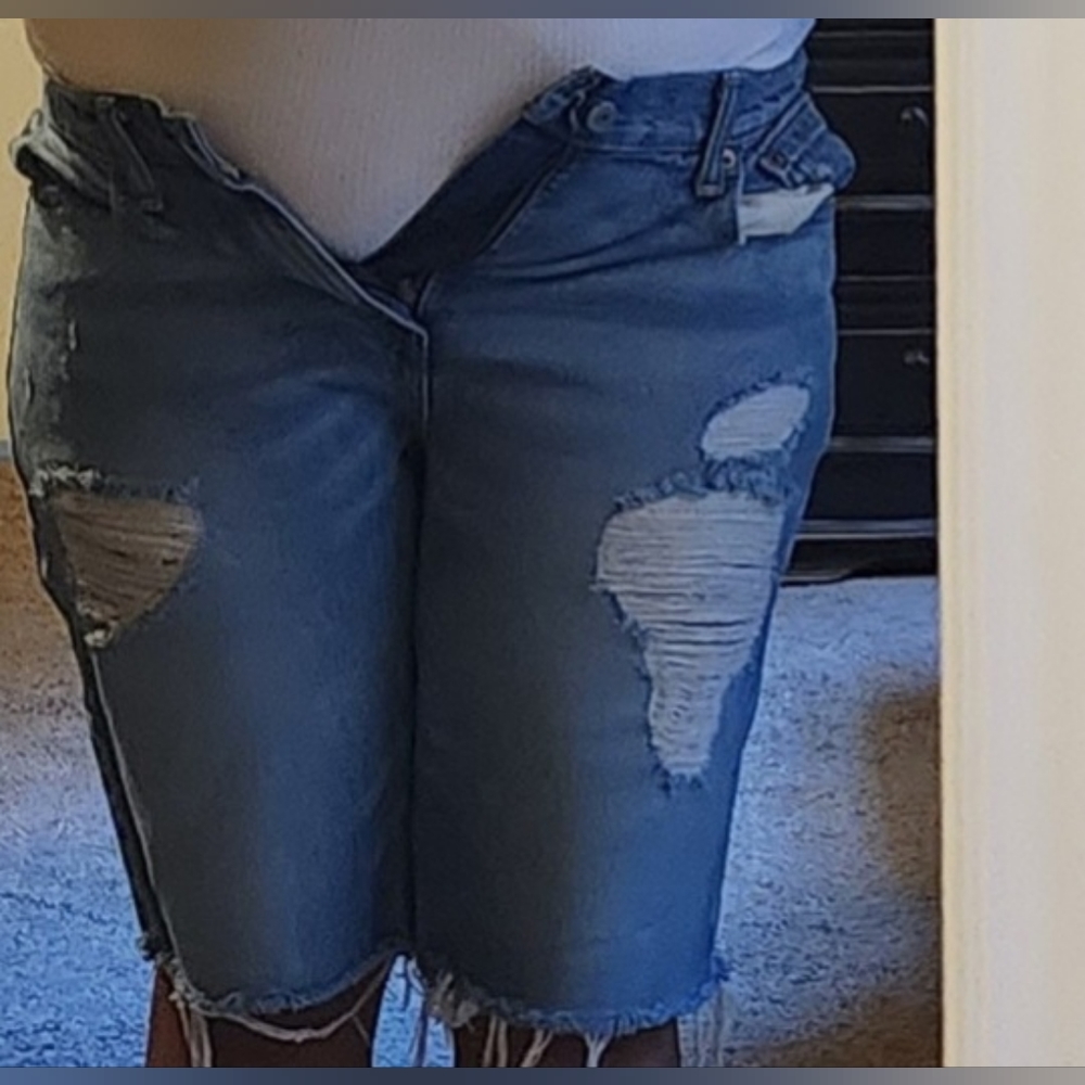Men's Distresses Levi's shorts